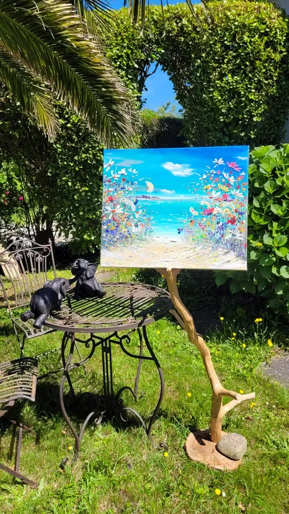 Porte-toile en bois flotté tenant un tableau de plage, au jardin